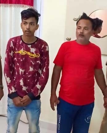 नगर कोतवाली के बाबा का हाता में वीनू विश्वकर्मा की हत्या के आरोप में गिरफ्तार लोग। नगर कोतवाली के बाबा का हाता में वीनू विश्वकर्मा की हत्या के आरोप में गिरफ्तार लोग।