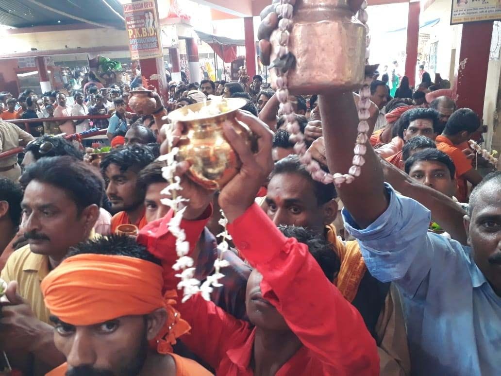 सावन के पहले सोमवार पर बाबा घुइसरनाथ धाम में जलाभिषेक को उमड़ी भीड़। सावन के पहले सोमवार पर बाबा घुइसरनाथ धाम में जलाभिषेक को उमड़ी भीड़।