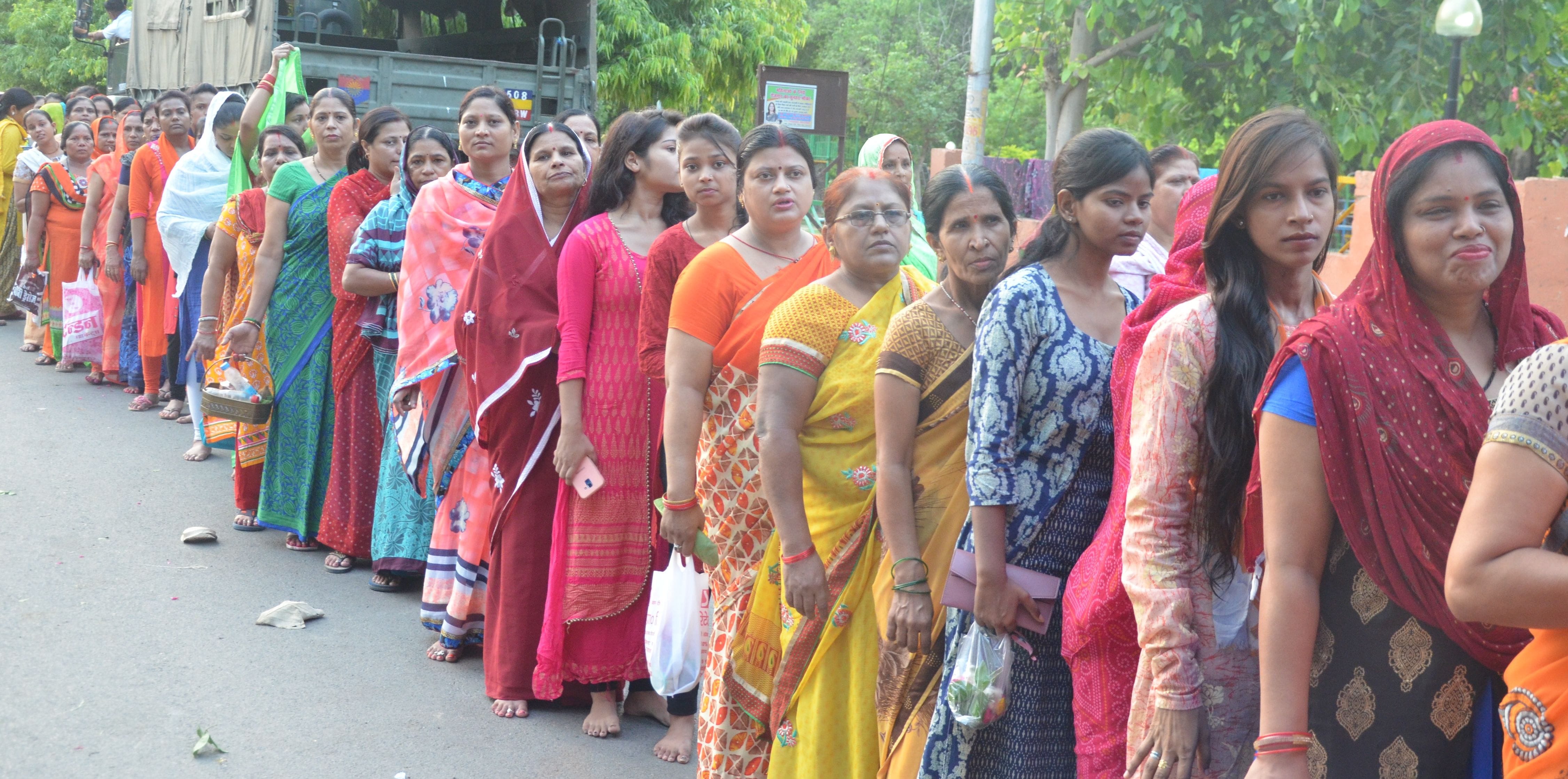 Prayagraj: Ganguja Har-Har Mahadev in Shiva temples on the first Monday of Saawan