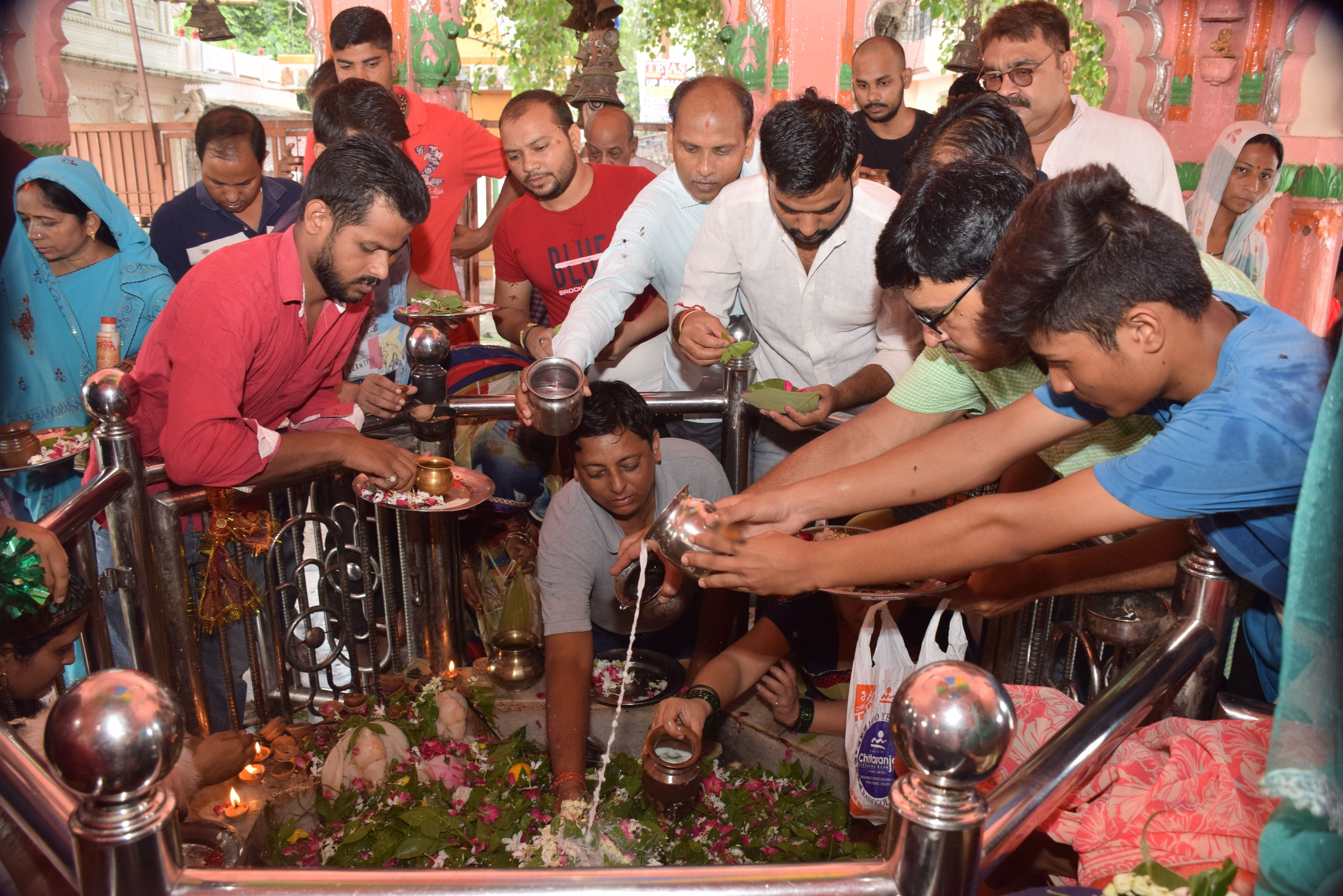 Prayagraj: Ganguja Har-Har Mahadev in Shiva temples on the first Monday of Saawan
