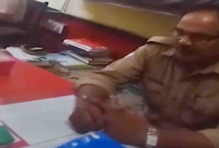 किशोरी के कपड़ों पर सवाल उठाने वाला सिपाही