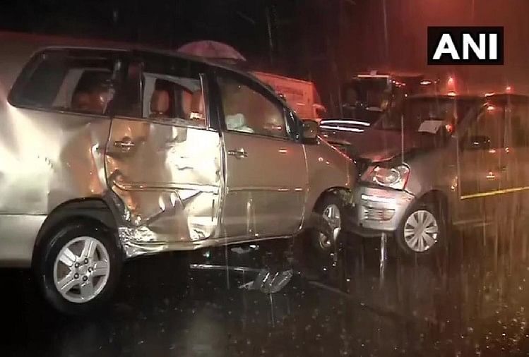 8 injured in three cars collided with each other due to low visibility in heavy rainfall in Mumbai