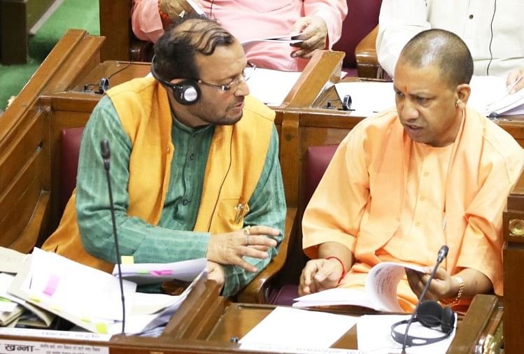 कैबिनेट मंत्री सुरेश खन्ना व मुख्यमंत्री योगी आदित्यनाथ (फाइल फोटो)