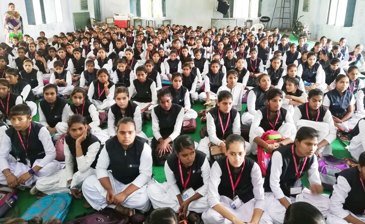 7बी - कृषक इंटर कालेज में गोष्ठी में उपस्थित छात्राएं। (मवाना)