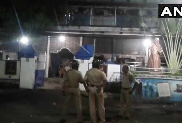 पश्चिम बंगाल: अज्ञात हमलावरों ने भाजपा सांसद के घर पर फेंके बम, चलाईं गोलियां भाजपा सांसद के घर के बाहर तैनात पुलिसकर्मी
