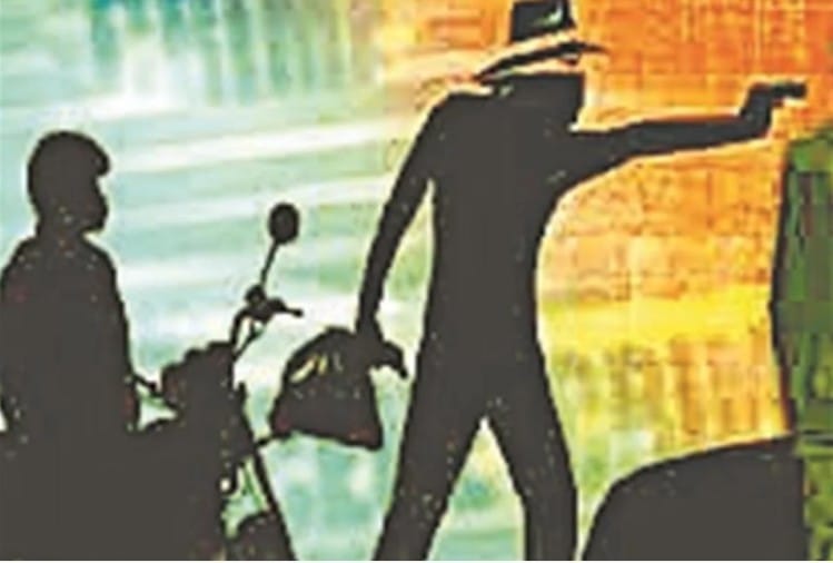 पुलिस वर्दी में लुटेरों ने पिस्तौल के बल पर की लूट, जेवरात, डीवीआर और मोबाइल ले गए साथ