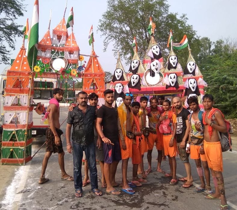 गंगनहर पटरी कांवड़ मार्ग से होकर मंजिल की तरफ बढता दिल्ली के कांवडियों का जत्था गंगनहर पटरी कांवड़ मार्ग से होकर मंजिल की तरफ बढता दिल्ली के कांवडियों का जत्था