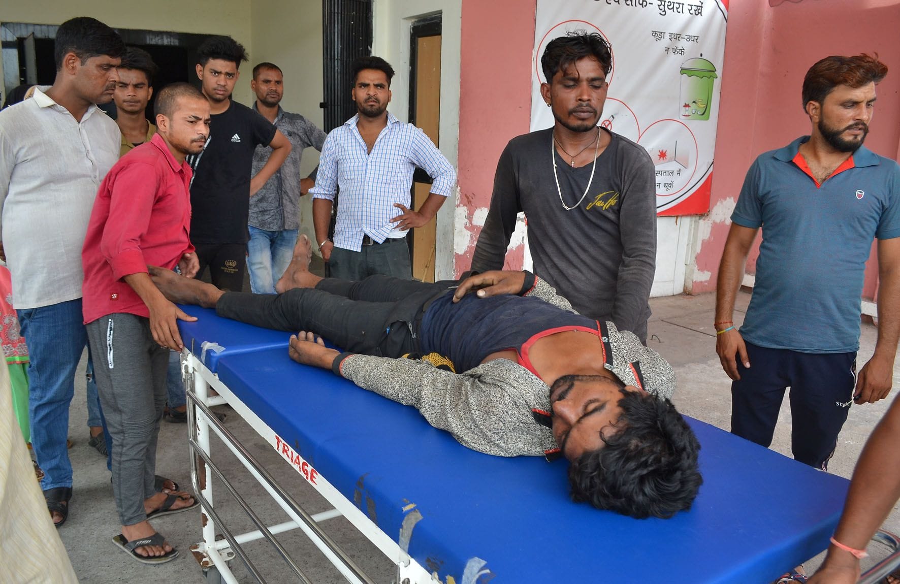 जूनियर डॉक्टर्स की हड़ताल के कारण परिजन मरीज के वापस ले जाते। जूनियर डॉक्टर्स की हड़ताल के कारण परिजन मरीज के वापस ले जाते।