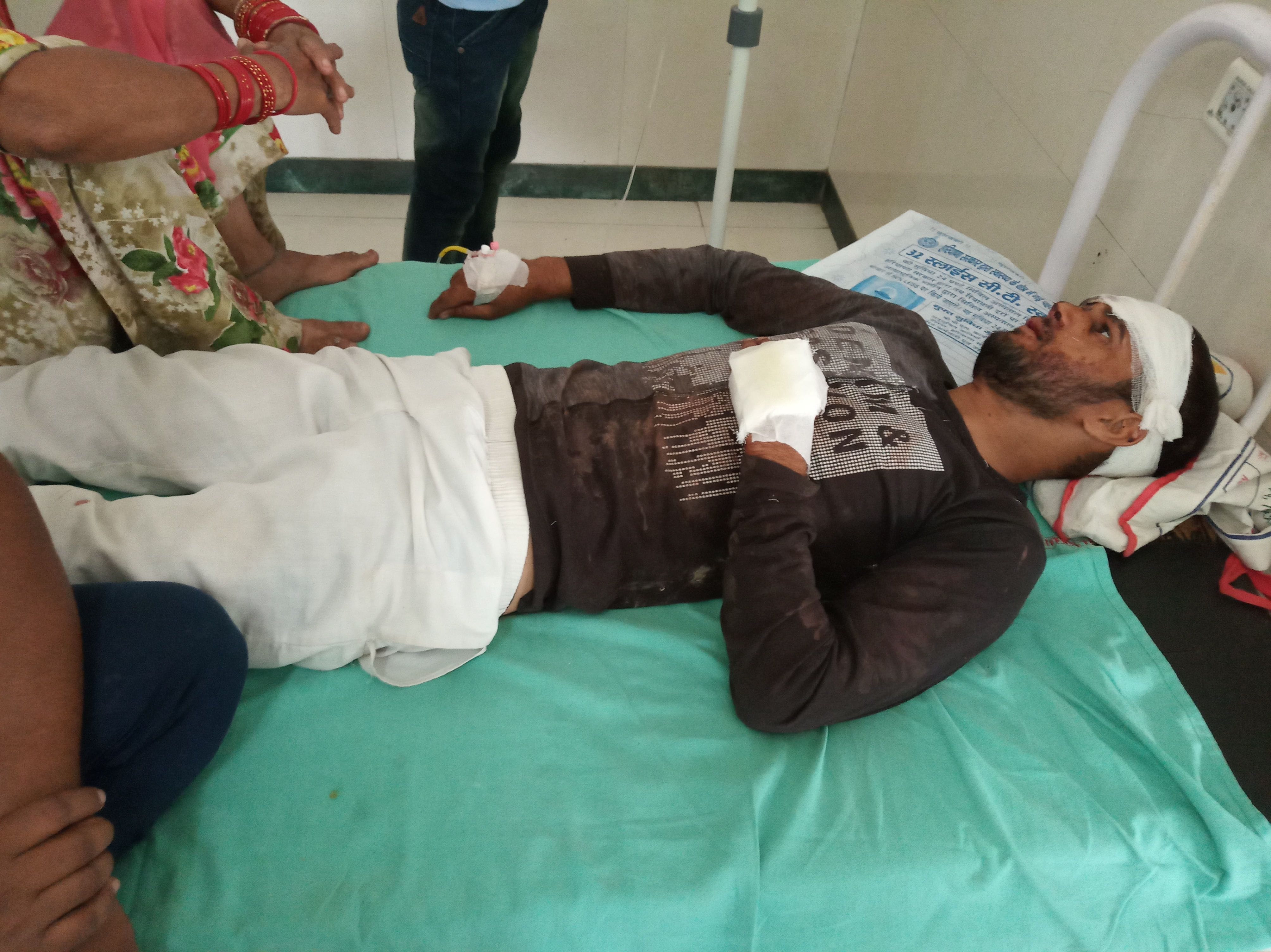 अस्पताल में उपचाराधीन घायल संदीप।
