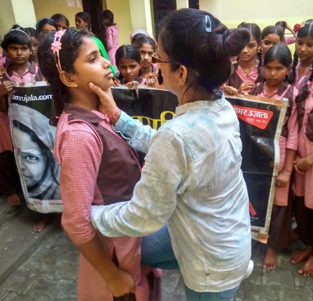 शिकारपुर स्थित कस्तूरबा आवासीय विद्यालय में छात्राओं को आत्मरक्षा के गुर सिखातीं पीटीआई रितु श?