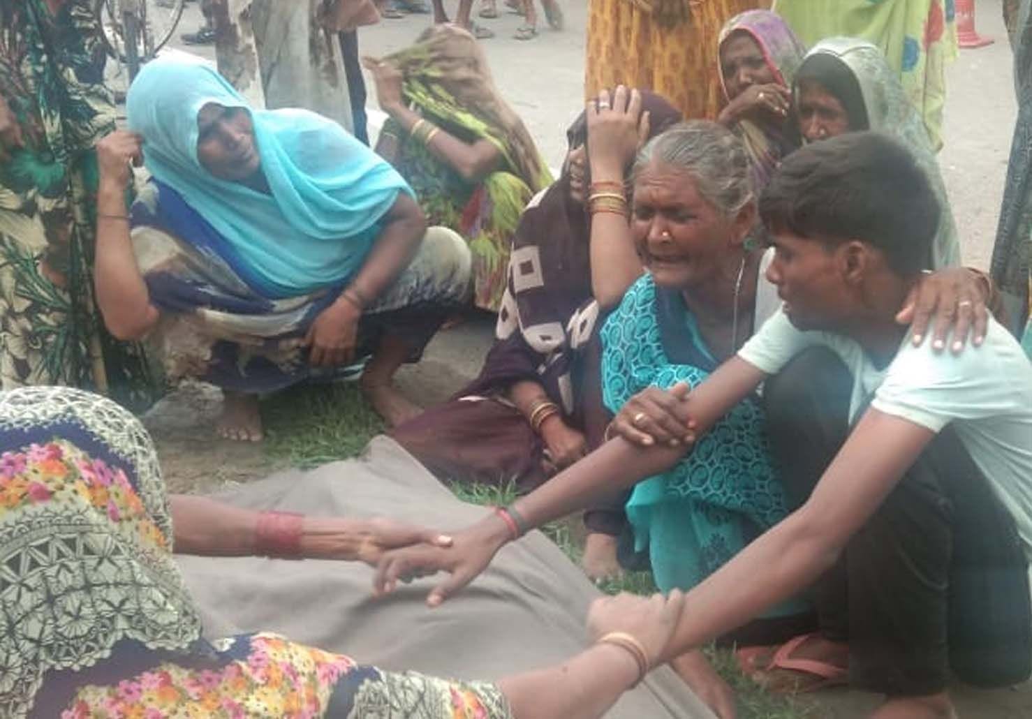 फतनपुर के बैरमपुर पकड़ी में अनियंत्रित ट्रक पलटने से महिला की मौत पर बिलखते परिजन।