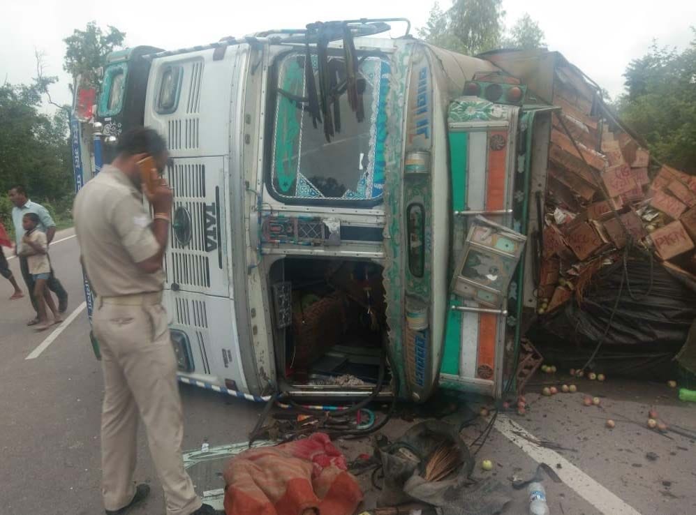 फतनपुर के बैरमपुर पकड़ी में पलटा अनियंत्रित ट्रक।
