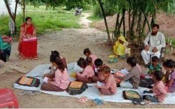लालगंज के बोधी क पुरवा अगई प्राइमरी स्कूल में ग्रामीणों द्वारा मवेशी बंद किये जाने से बाहर बच्चो? लालगंज के बोधी क पुरवा अगई प्राइमरी स्कूल में ग्रामीणों द्वारा मवेशी बंद किये जाने से बाहर बच्चो?