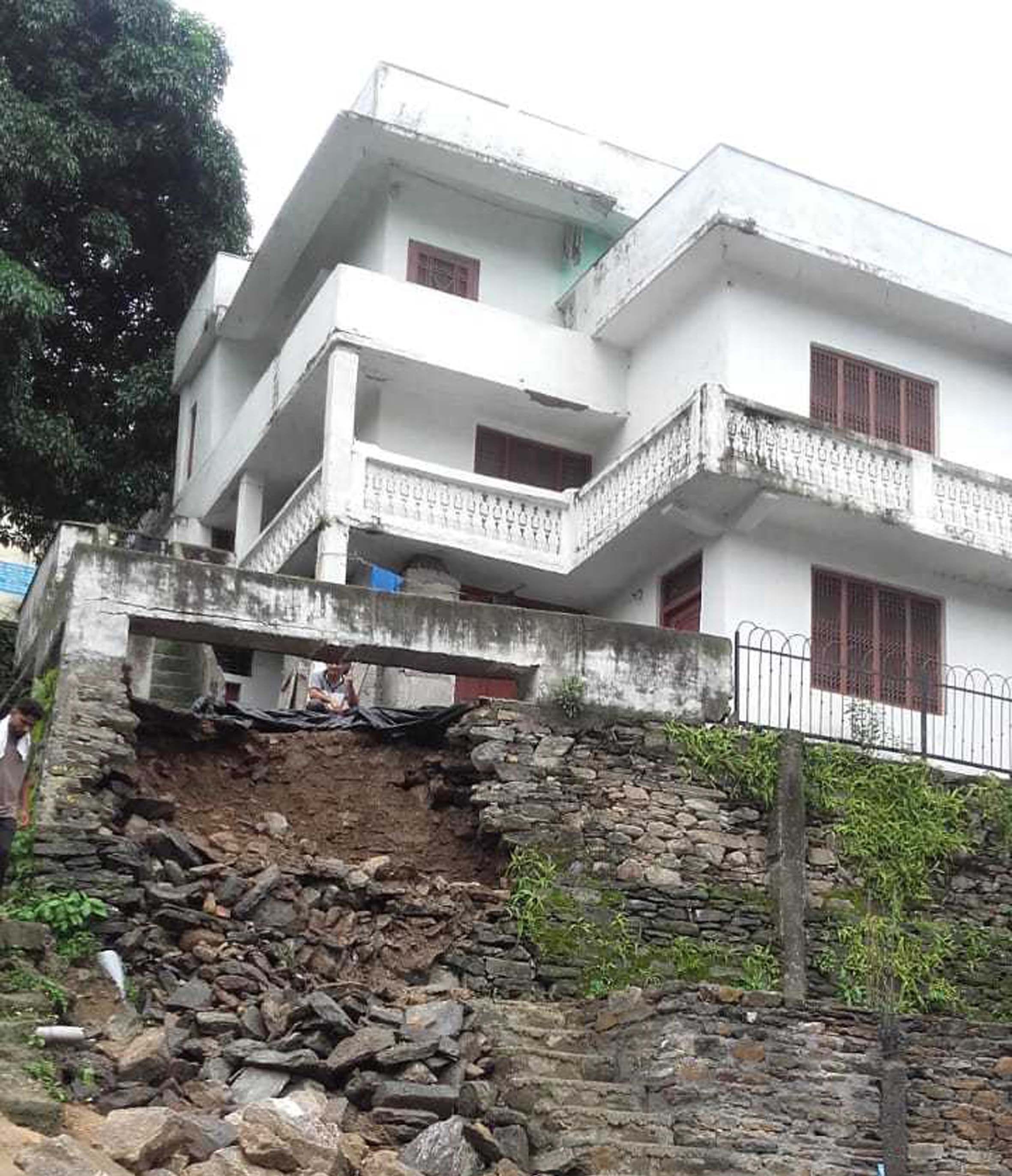 निर्माणाधीन बारहमासी मार्ग की कटिंग से अमोड़ी की क्षतिग्रस्त इमारत।