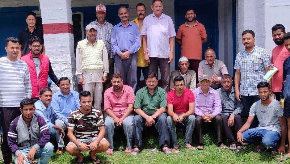 बिशुंग के कड़ाई देवी मंदिर में शतचंडी यज्ञ के आयोजन को लेकर चर्चा करते ग्रामीण।