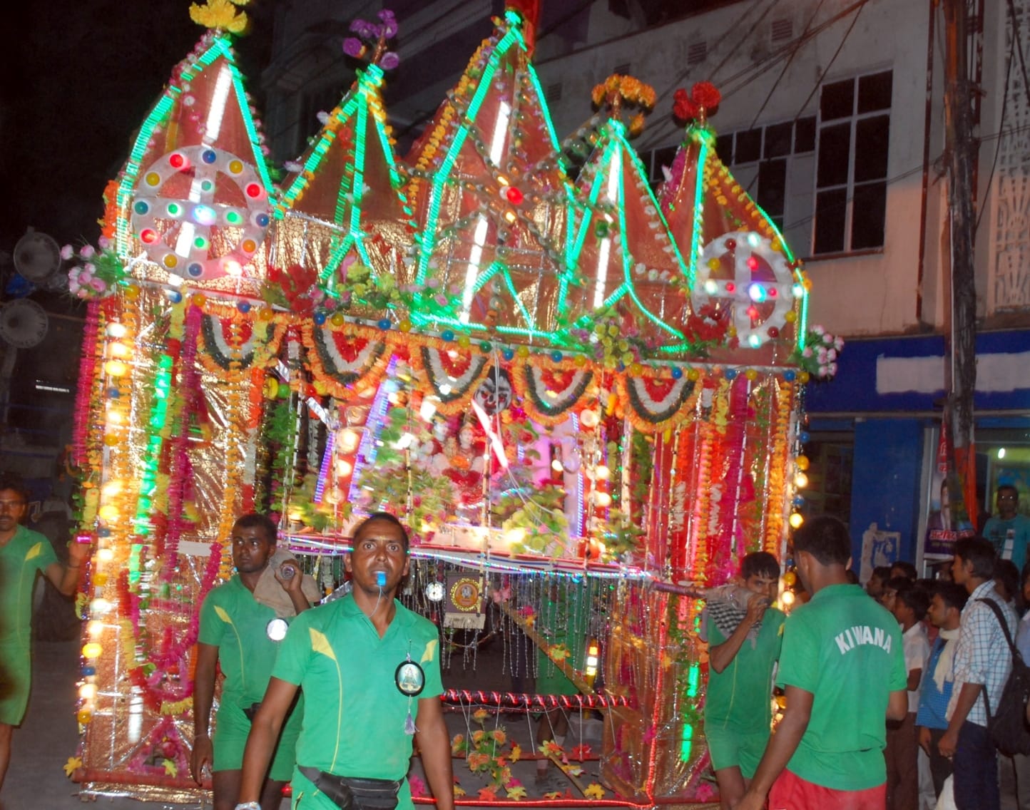 शामली में रंग बिरंगी रोशनी से सजी कावड शामली में रंग बिरंगी रोशनी से सजी कावड