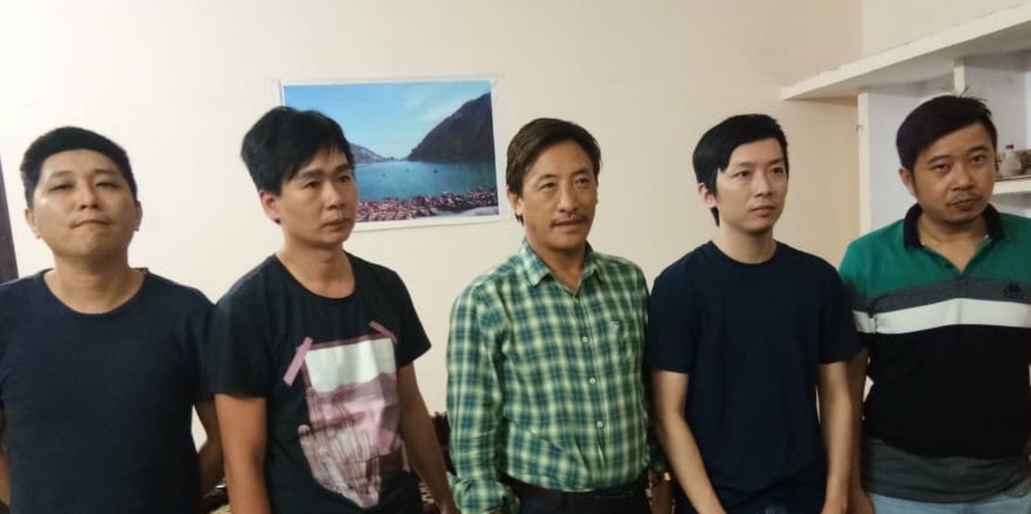 जेल पहुंचे चीनी और तिब्बती नागरिक। जेल पहुंचे चीनी और तिब्बती नागरिक।