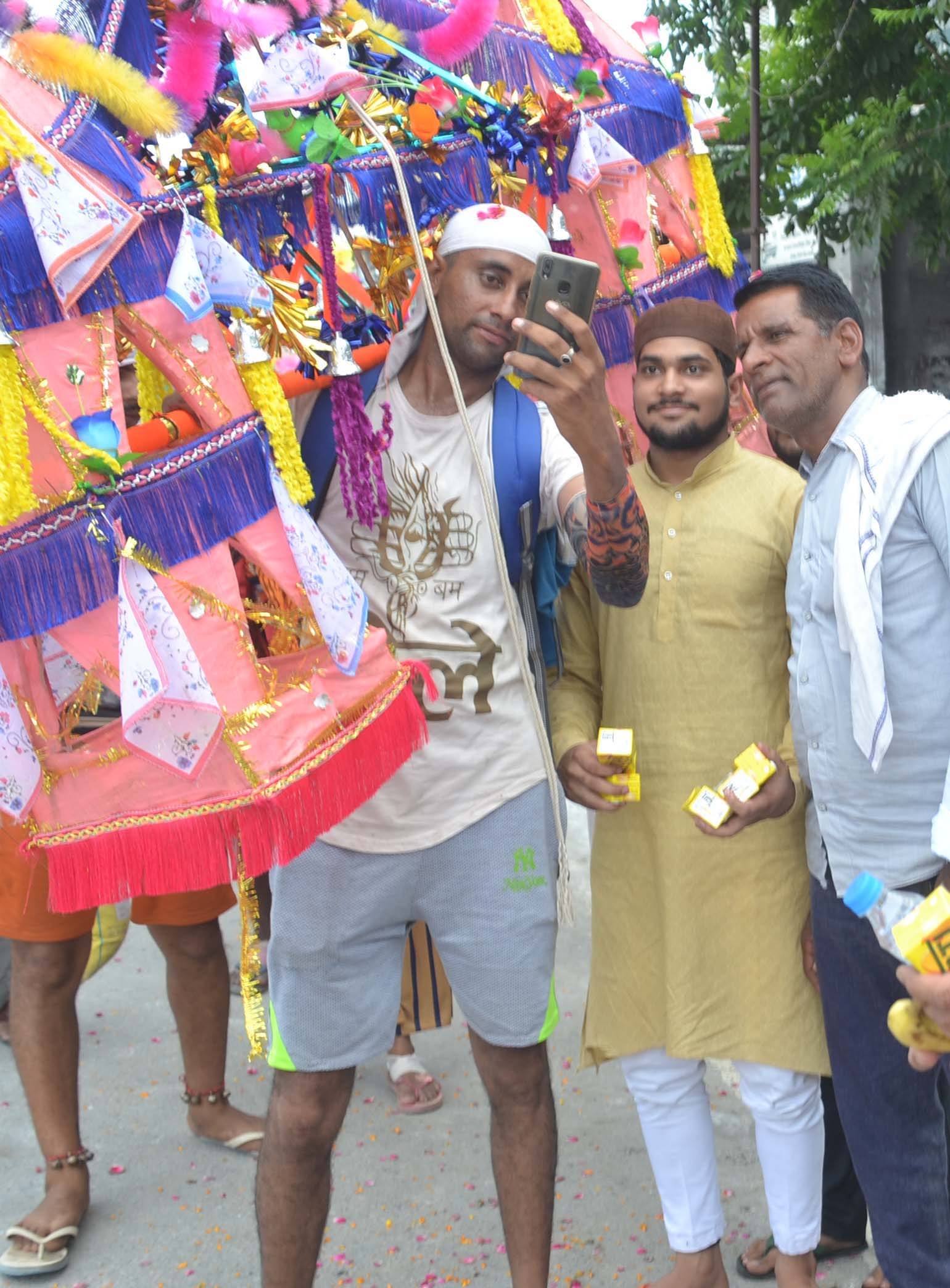 शामली शिवभक्त के साथ सेल्फी लेते मुस्लिम समाज के लोग शामली शिवभक्त के साथ सेल्फी लेते मुस्लिम समाज के लोग