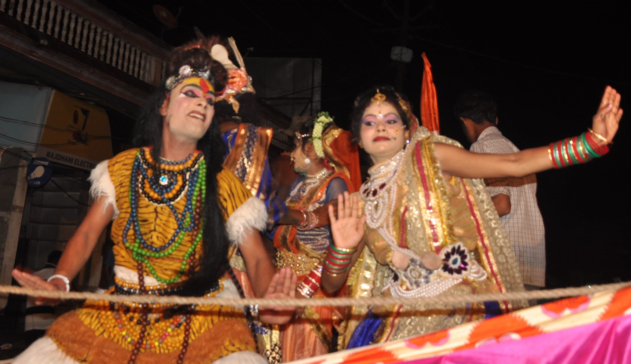 शामली में भोले शंकर व पार्वती की वेशभूषा में नृत्य करते शिवभक्त शामली में भोले शंकर व पार्वती की वेशभूषा में नृत्य करते शिवभक्त