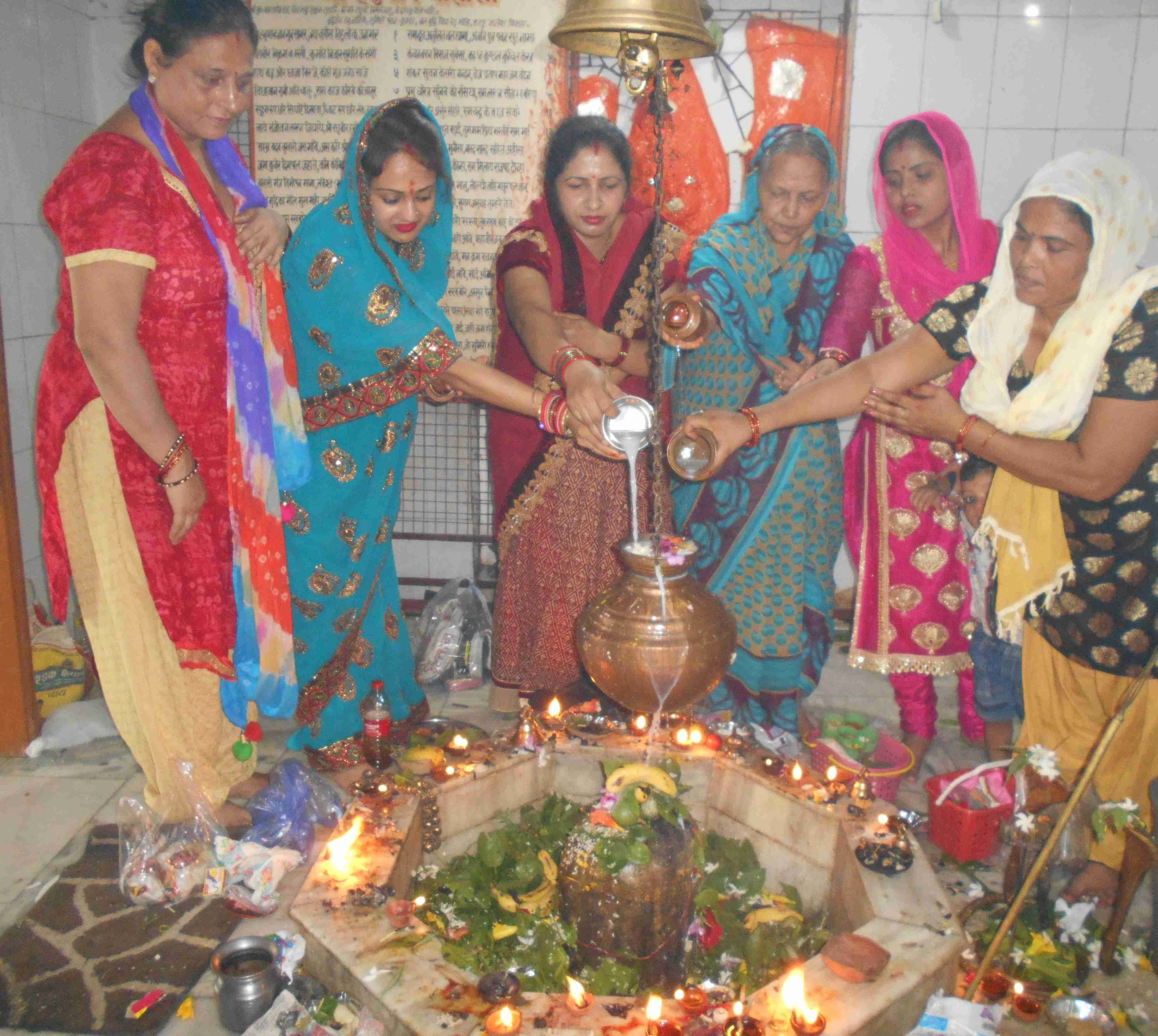 टनकपुर के पंचमुखी महादेव मंदिर में भगवान शिव की पूजा-अर्चना करतीं महिलाएं। टनकपुर के पंचमुखी महादेव मंदिर में भगवान शिव की पूजा-अर्चना करतीं महिलाएं।