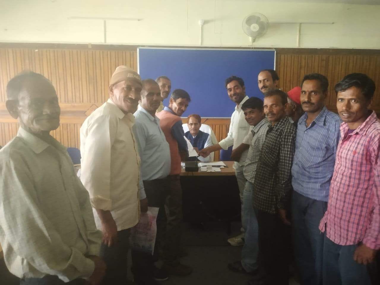 जीआईसी मूलाकोट में शिक्षकों की मांग को लेकर डीएम को ज्ञापन देते ग्रामीण। जीआईसी मूलाकोट में शिक्षकों की मांग को लेकर डीएम को ज्ञापन देते ग्रामीण।
