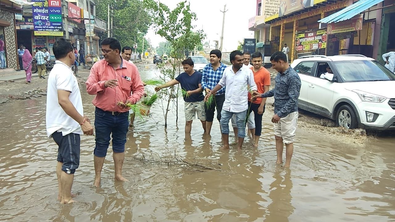 बीसवां मील से बहादुरगढ़ हाईवे पर भरे पानी में धान की पौध व पौधे लगाते प्रदर्शनकारी।