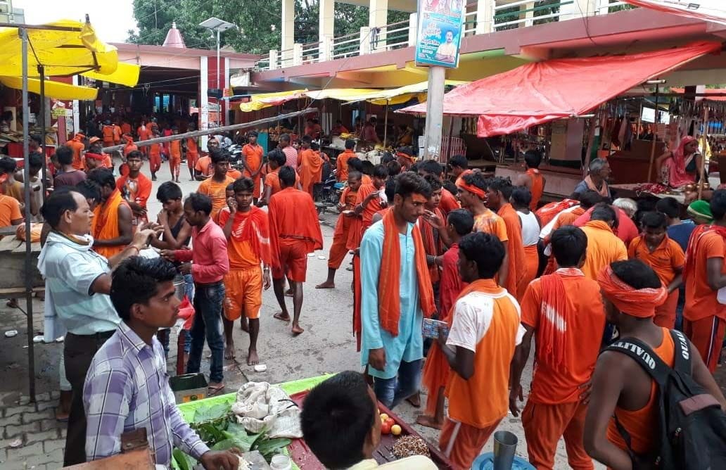 बाबा घुइसरनाथ धाम में सावन के दुसरे सोमवार को जल चढ़ाने को पहुंचे कांवरिये। बाबा घुइसरनाथ धाम में सावन के दुसरे सोमवार को जल चढ़ाने को पहुंचे कांवरिये।