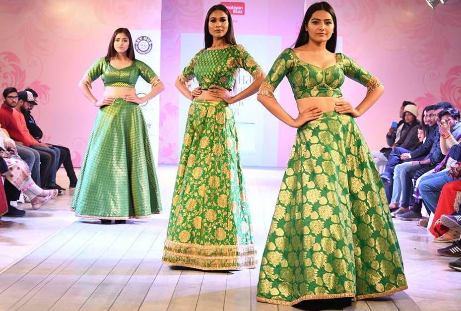 हरिद्वार रोड स्थित एक होटल में आयोजित उत्तराखंड कॉटर वीक फैसन शो में रैंप पर कैटवाक करती मॉडल। 