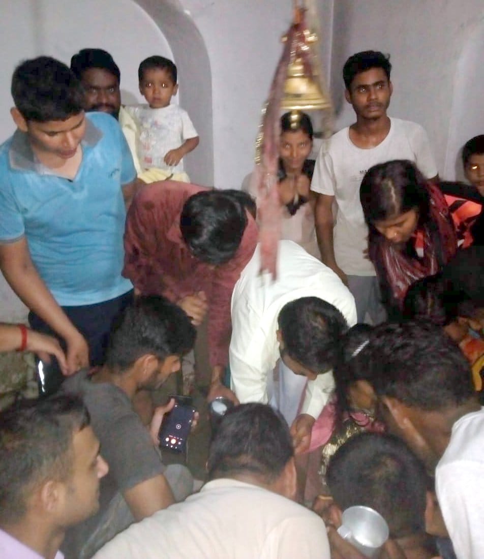 झिझाना के गांव रँगाना मे शिव मँदिर मे नँदी दूध पिलाते हूऐ झिझाना के गांव रँगाना मे शिव मँदिर मे नँदी दूध पिलाते हूऐ