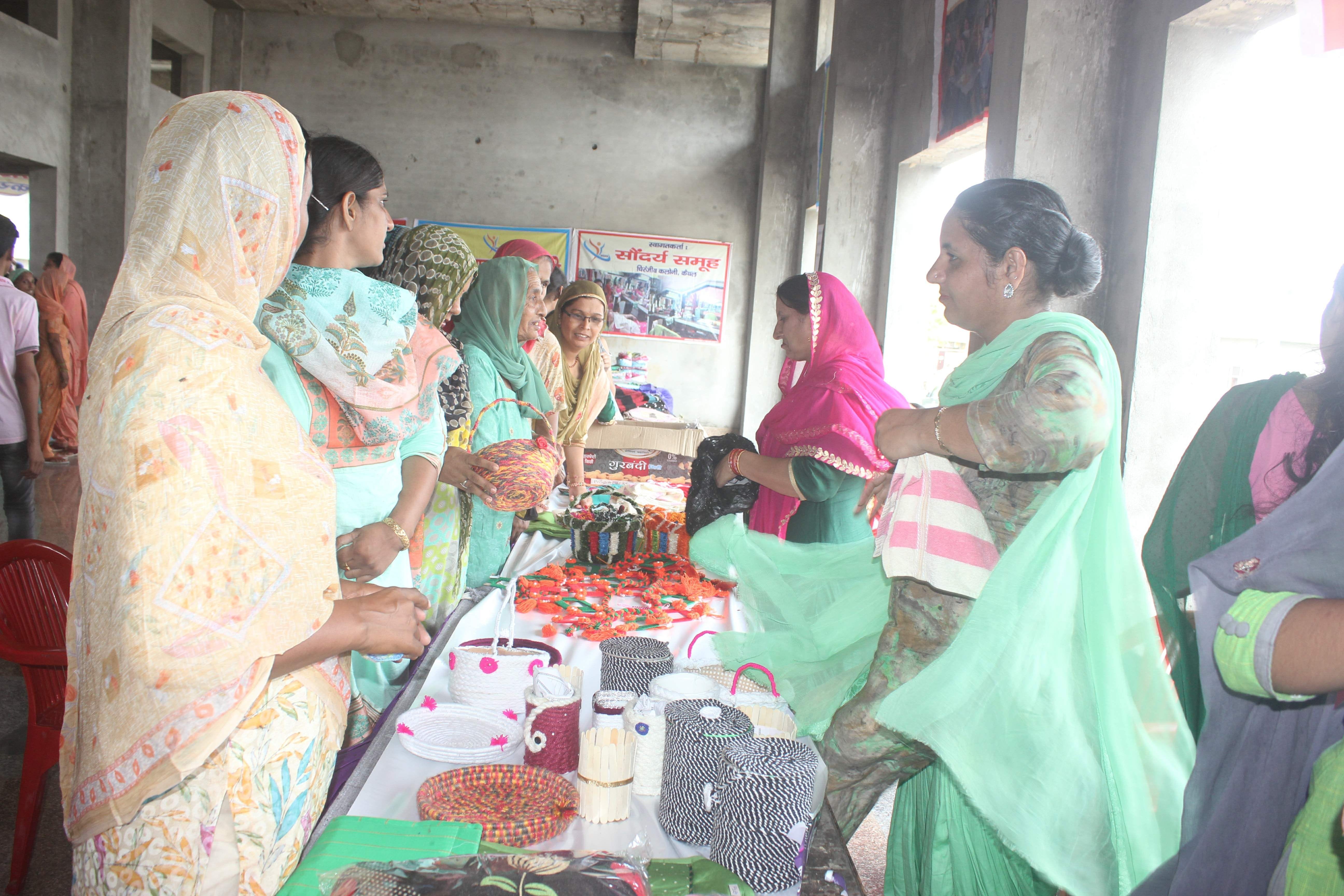 कैथल। प्रदर्शनी में हिस्सा लेते हुई महिलाएं कैथल। प्रदर्शनी में हिस्सा लेते हुई महिलाएं