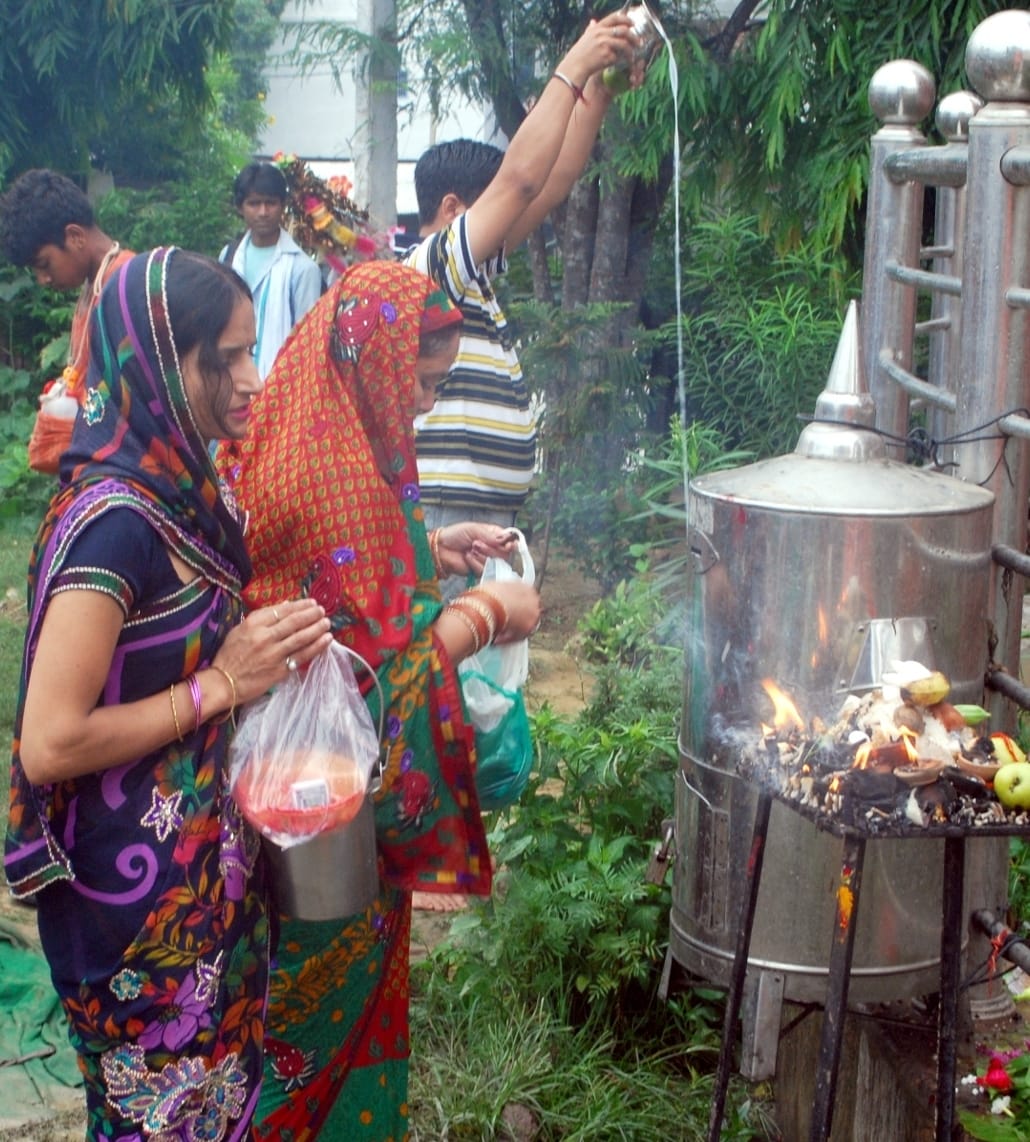 शामली के भाकूवाला मंदिर में जलाभिषेक करतीं महिलाएं।