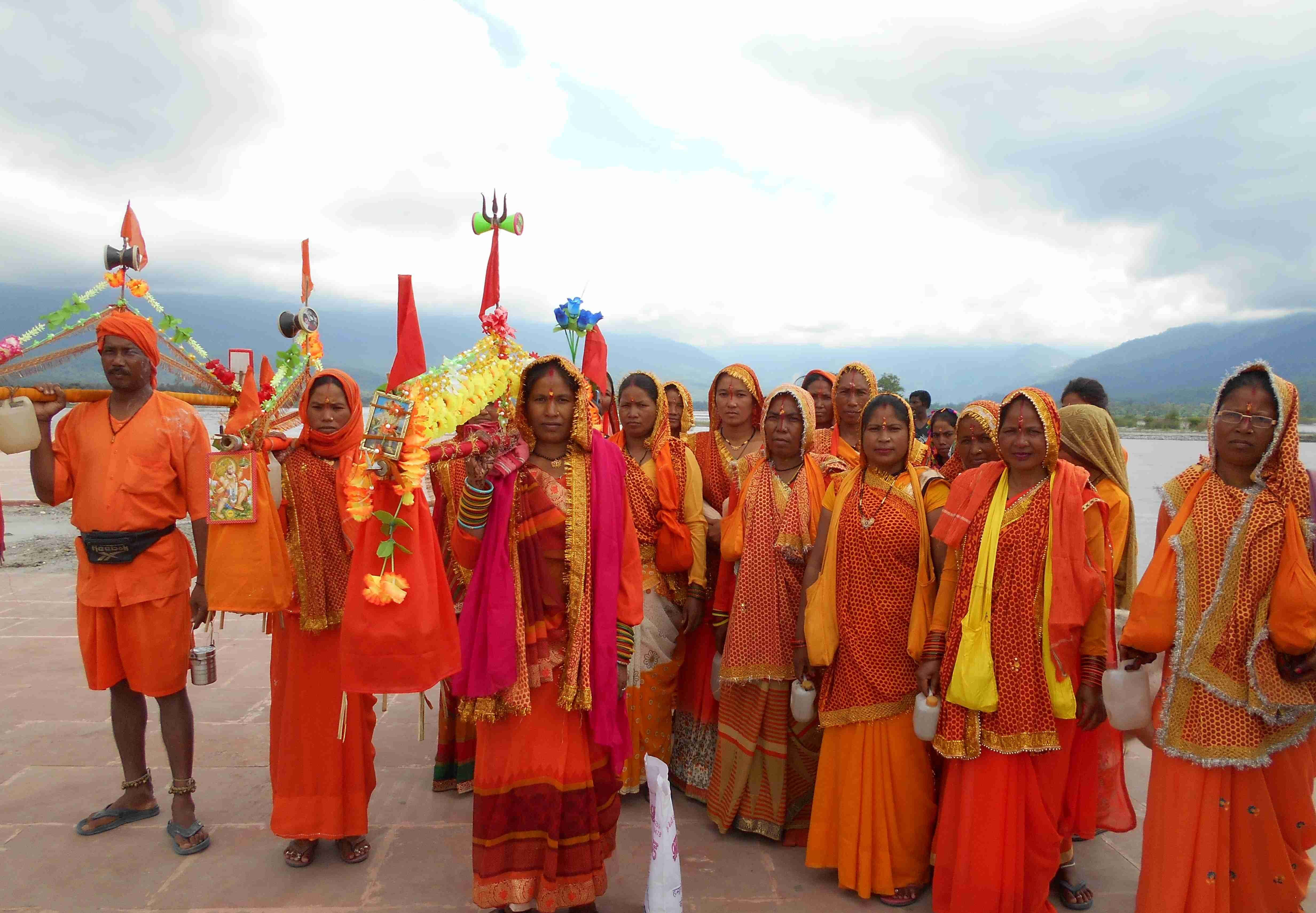 चकरपुर के खेतलसंडा मुस्ताजर से शारदा से जल लेने टनकपुर पहुंचा थारू जनजाति की महिलाओं का कांवड़ ज? चकरपुर के खेतलसंडा मुस्ताजर से शारदा से जल लेने टनकपुर पहुंचा थारू जनजाति की महिलाओं का कांवड़ ज?