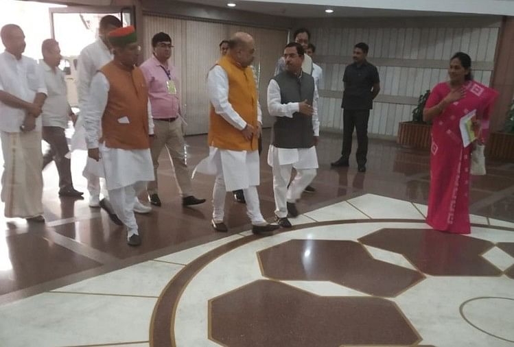भाजपा संसदीय दल की बैठक में शामिल होने के लिए पहुंचे शाह-जोशी