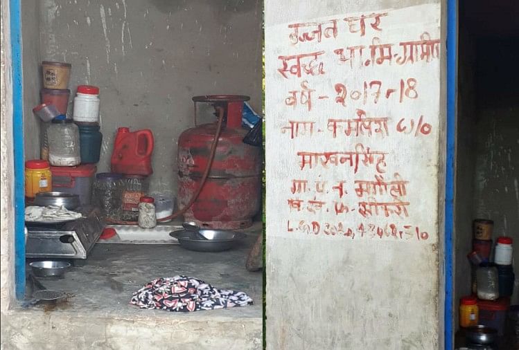 kitchen-made-in-toilet-by-swachta-mission-labharthi-at-fatehpur-sikri