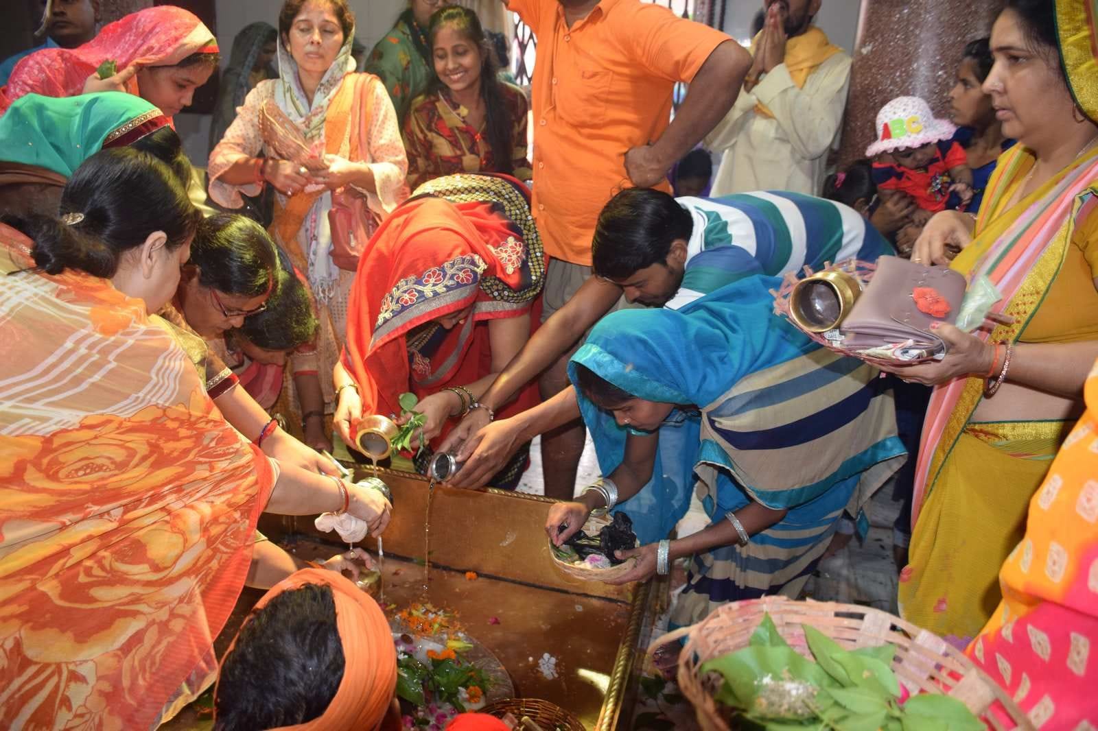 सावन के दूसरे सोमवार के अवसर पर भंवरनाथ स्थित शिव मंदिर पूजन अर्चन करते श्रद्धालु। सावन के दूसरे सोमवार के अवसर पर भंवरनाथ स्थित शिव मंदिर पूजन अर्चन करते श्रद्धालु।
