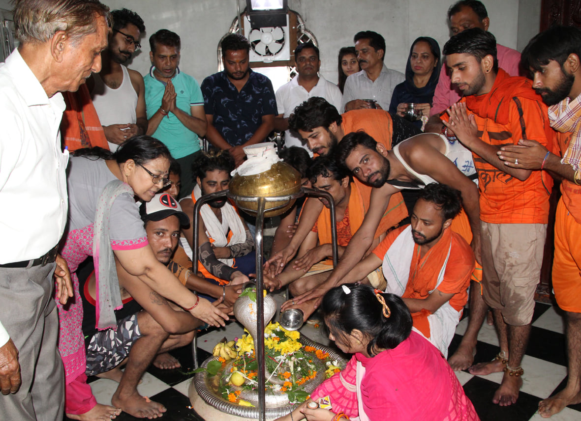 बागेश्वर महादेव मंदिर में शिवरात्रि पर जल अभिषेक करते शिव भगत बागेश्वर महादेव मंदिर में शिवरात्रि पर जल अभिषेक करते शिव भगत