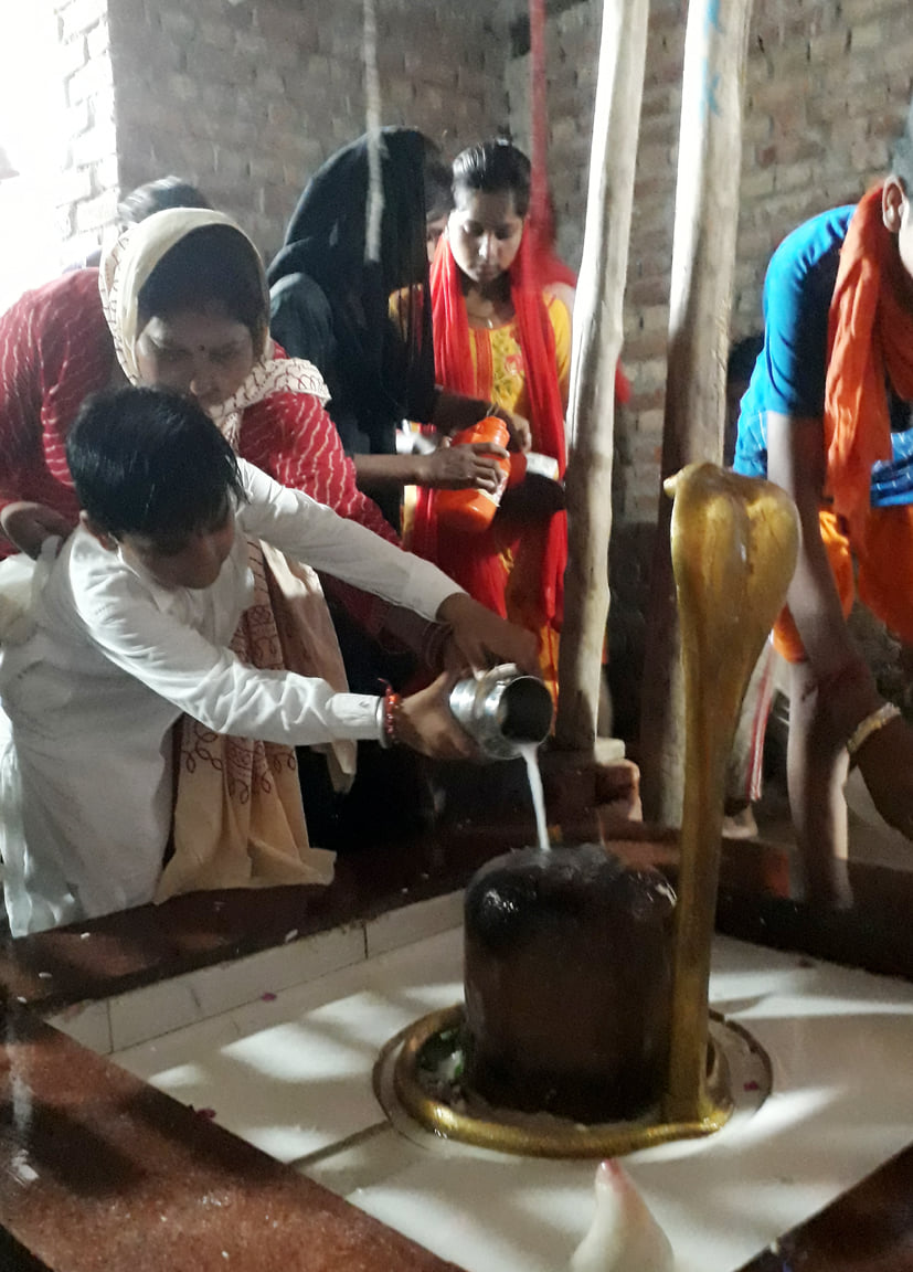 रसावा के बनखंडी महादेव मंदिर में जलाभिषेक करते श्रद्घालु रसावा के बनखंडी महादेव मंदिर में जलाभिषेक करते श्रद्घालु