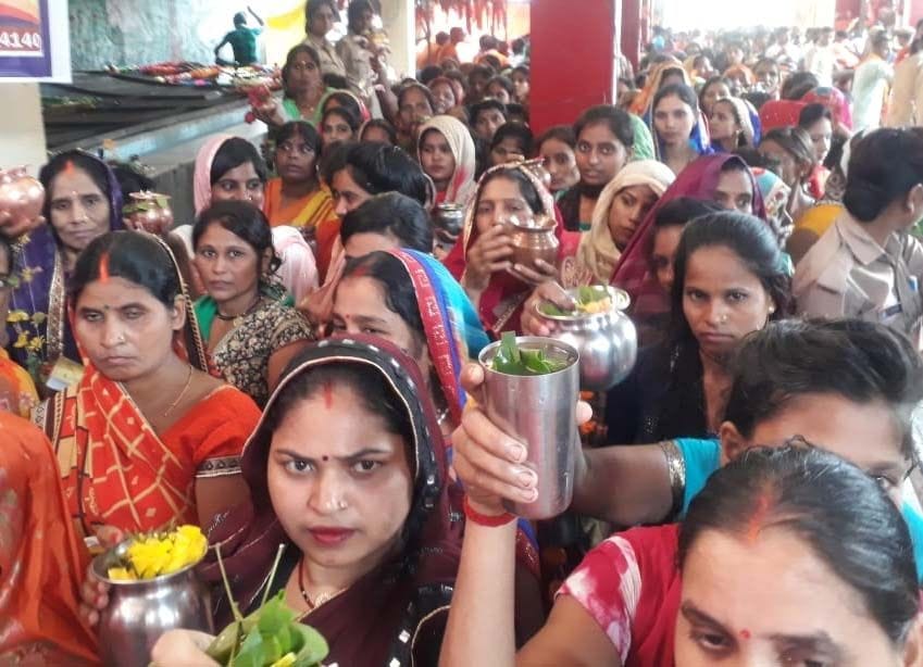 सावन माह के दुसरे सोमवार को बाबा घुइसरनाथ धाम में जलाभिषेक को पहुंची महिलाएं। सावन माह के दुसरे सोमवार को बाबा घुइसरनाथ धाम में जलाभिषेक को पहुंची महिलाएं।