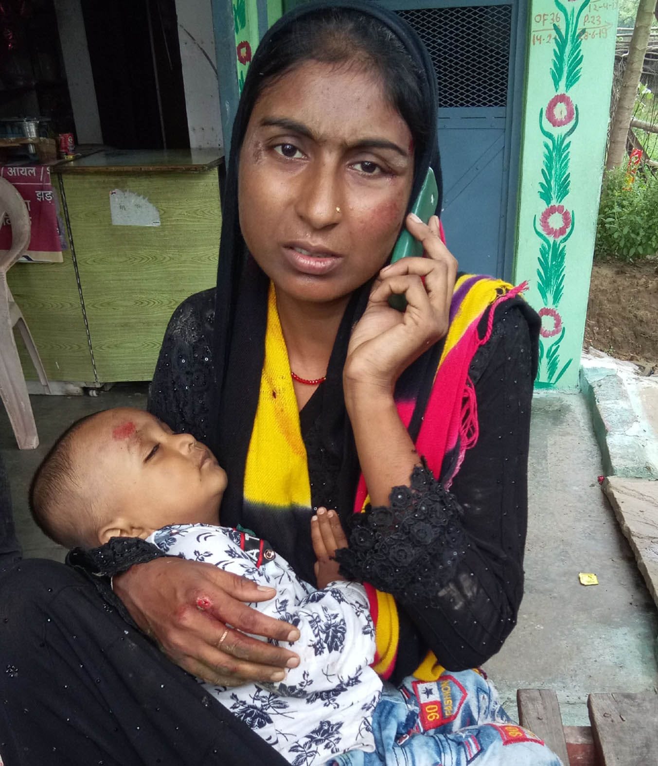 परिजनों को मोबाइल पर दुर्घटना की सूचना देती घायल फिरदौस और गोद में मासूम।