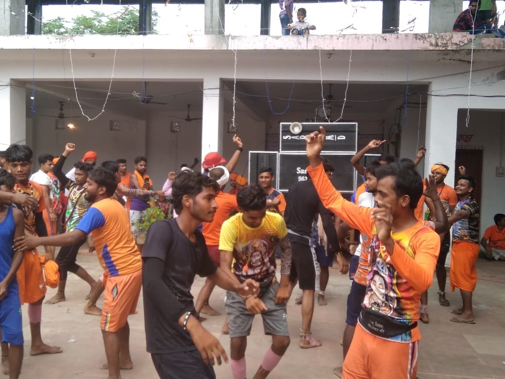 सिद्धपीठ श्री नागेश्वर महादेव मंदिर घ्याना में डीजे की धुन पर नाचते कांवडिए