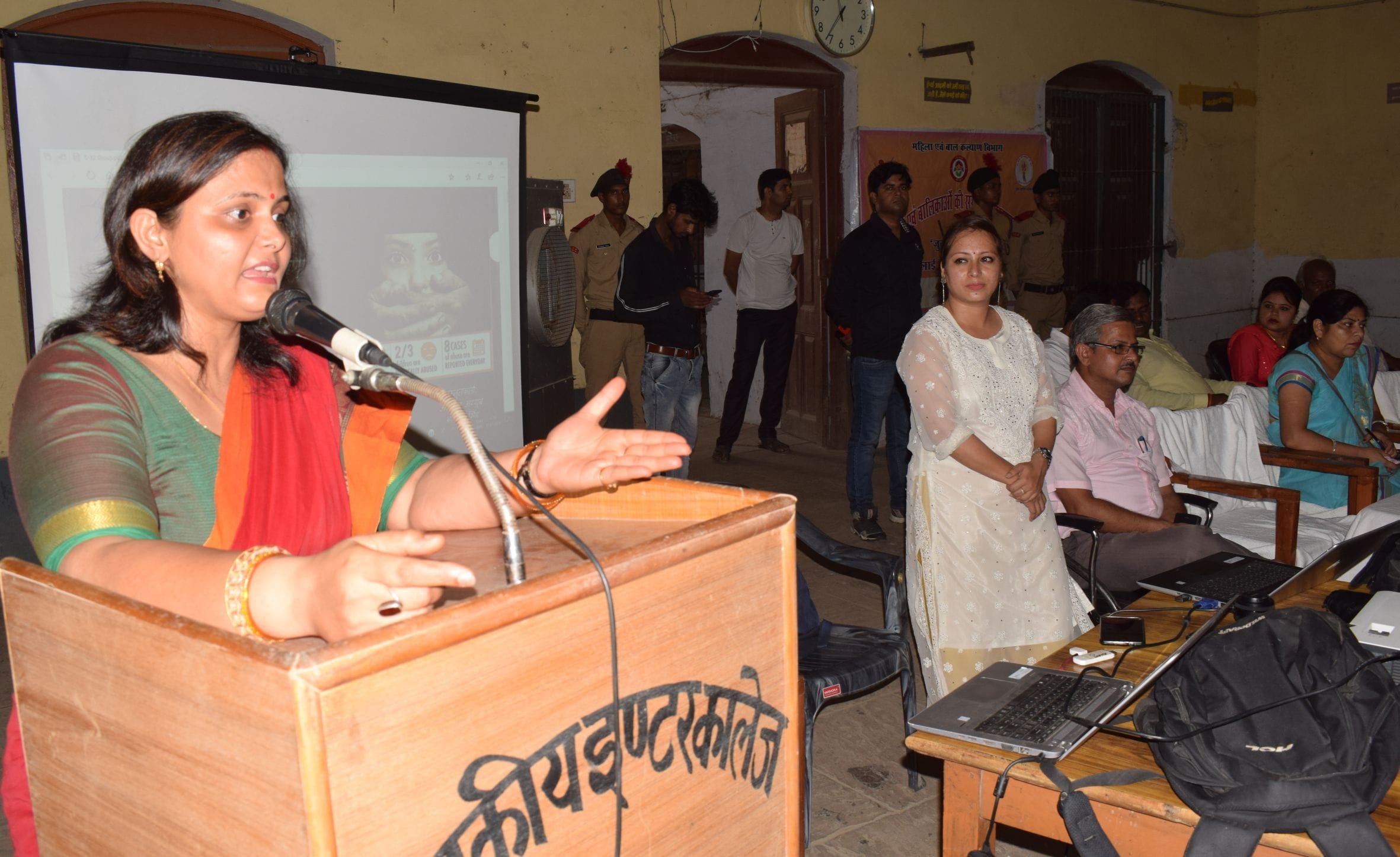 हरदोई के जीआईसी सभागार में कवच गोष्ठी में बोलती राज्य बाल अधिकार संरक्षण आयोग की सदस्य डॉ. प्रीती हरदोई के जीआईसी सभागार में कवच गोष्ठी में बोलती राज्य बाल अधिकार संरक्षण आयोग की सदस्य डॉ. प्रीती