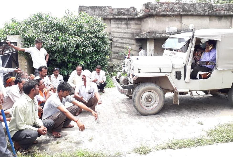 हरदोई में सवायजपुर पावर हाउस में तहसीलदार मूसाराम थारू को बंधक बनाए ग्रामीण। अमर उजाला हरदोई में सवायजपुर पावर हाउस में तहसीलदार मूसाराम थारू को बंधक बनाए ग्रामीण। अमर उजाला