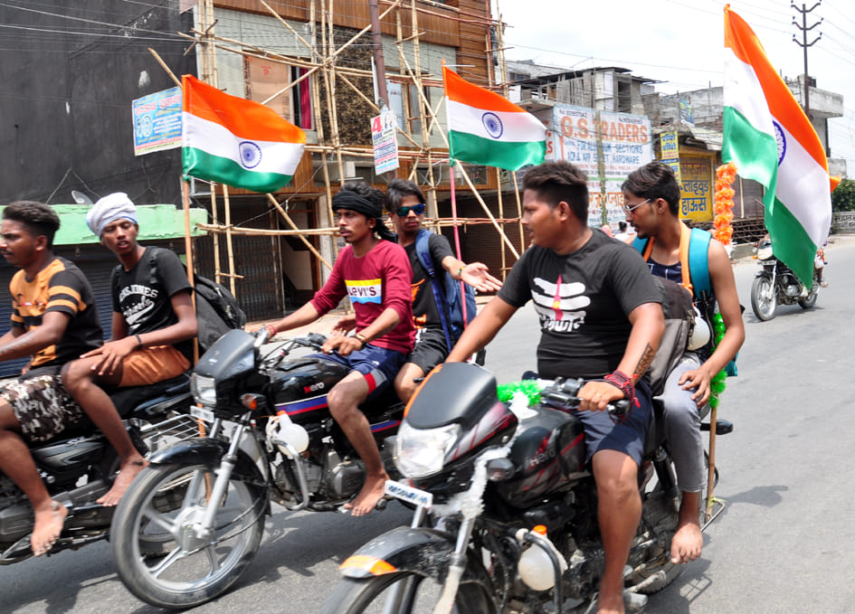 हरिद्वार से डाक कांवड़ लेकर देहरादून रोड पर आता कांवड़िये