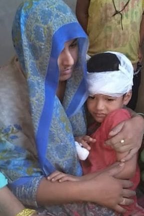 मेरठ----महल गांव में मकान गिरने के बाद घायल मॉ बेटी मेरठ----महल गांव में मकान गिरने के बाद घायल मॉ बेटी