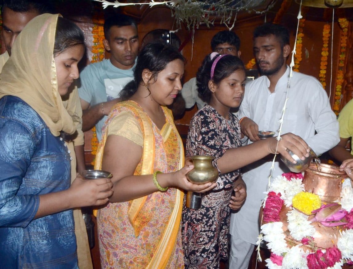 शामली बलभद्र मन्दिर में जलाभिषेक करती महिलाऐ शामली बलभद्र मन्दिर में जलाभिषेक करती महिलाऐ