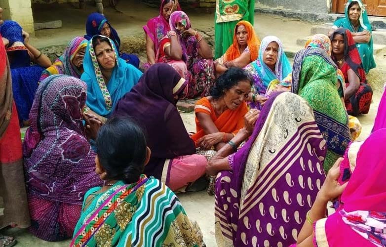 मोहनगंज के समीप सड़क हादसे में मृत कांवरिया शैलेश के बिलखते परिजन। मोहनगंज के समीप सड़क हादसे में मृत कांवरिया शैलेश के बिलखते परिजन।