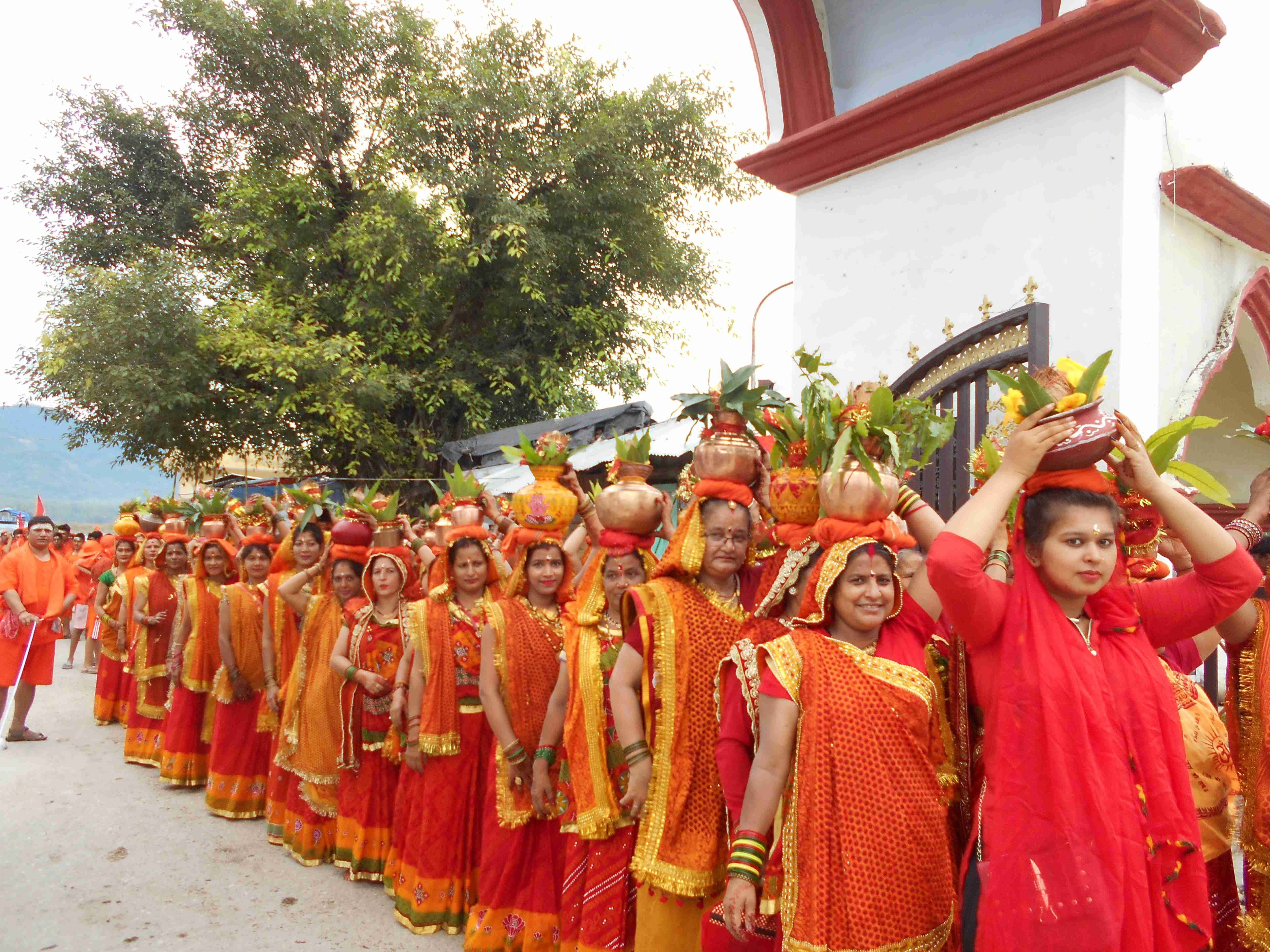 टनकपुर के शारदा घाट से जलभर कलश यात्रा निकाल शिव मंदिर में जलाभिषेक को जाती बनबसा की महिलाएं। टनकपुर के शारदा घाट से जलभर कलश यात्रा निकाल शिव मंदिर में जलाभिषेक को जाती बनबसा की महिलाएं।