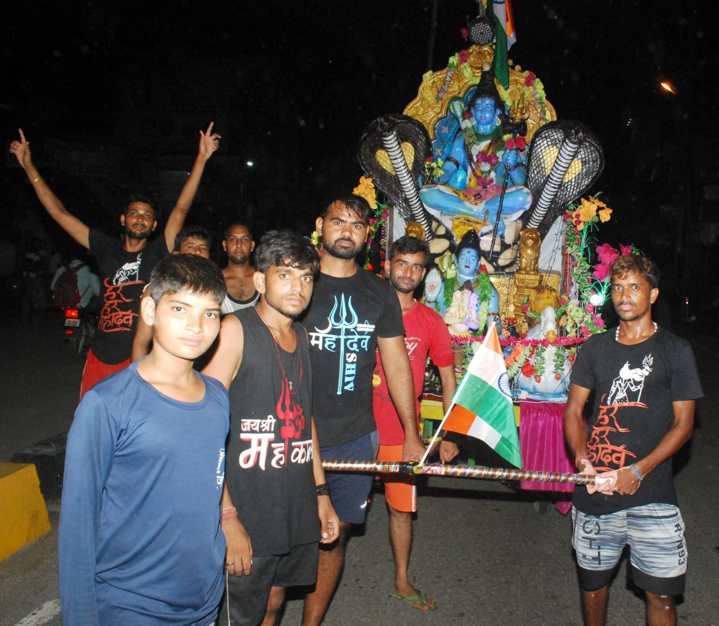 ामली में भोलेशंकर की झांकी निकालकर ले जाते शिवभक्त ामली में भोलेशंकर की झांकी निकालकर ले जाते शिवभक्त