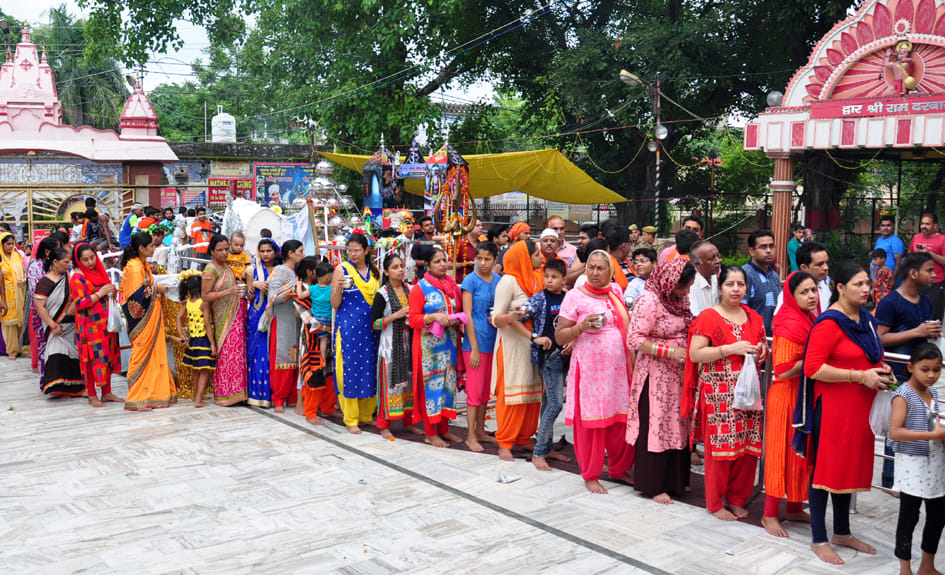 शिव रात्रि पर भूतेश्वर मन्दिर मे जलाभिषेक के लिये लगी शिव भक्त की लम्बी कतार शिव रात्रि पर भूतेश्वर मन्दिर मे जलाभिषेक के लिये लगी शिव भक्त की लम्बी कतार