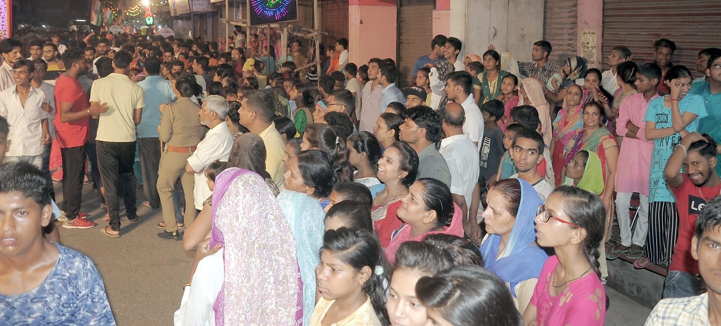 शामली शिव चौक पर कावडियो को देखने के लिये लगी भीड शामली शिव चौक पर कावडियो को देखने के लिये लगी भीड